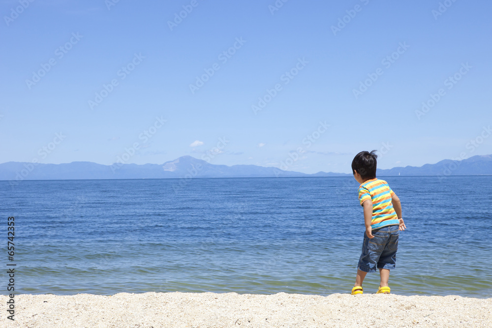 海で遊ぶ子供