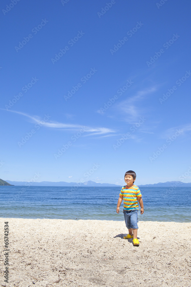 海で遊ぶ笑顔の子供