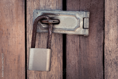 Fotografia Close up of padlock and old metal hasp