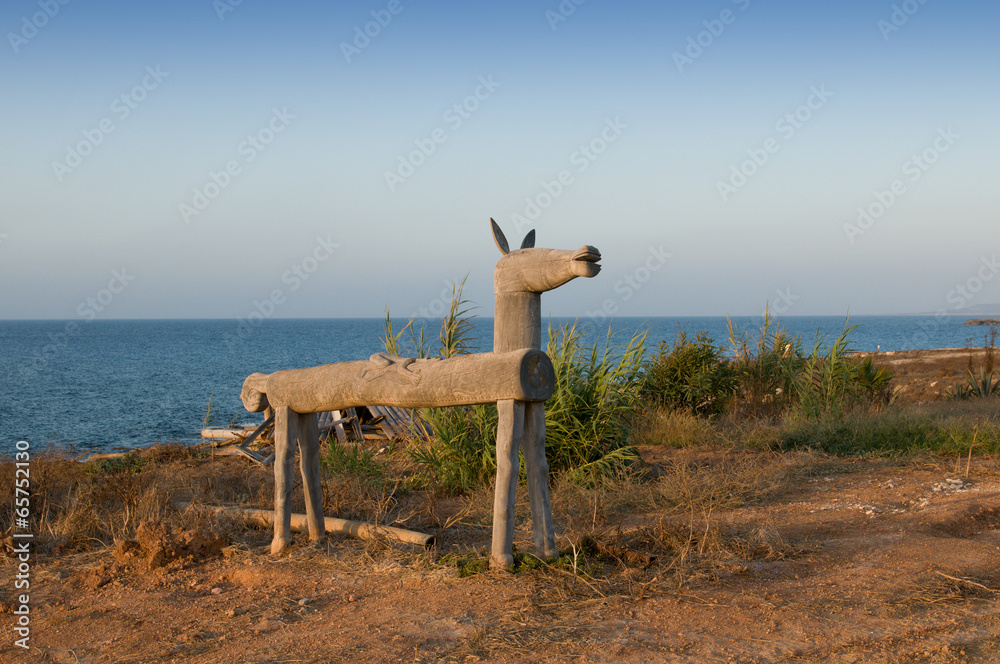 Holzstatue von einem Esel an der Küste von Nordzypern