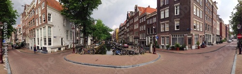 Häuser und Gracht in Amsterdam © Robert Kneschke