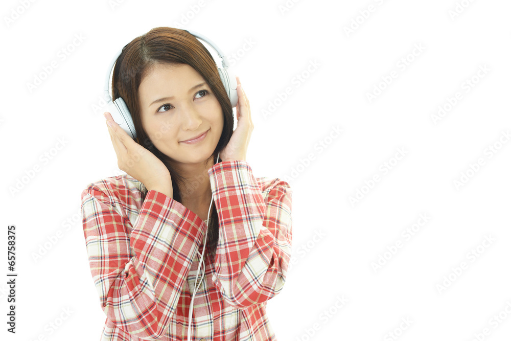 音楽を聴く女性