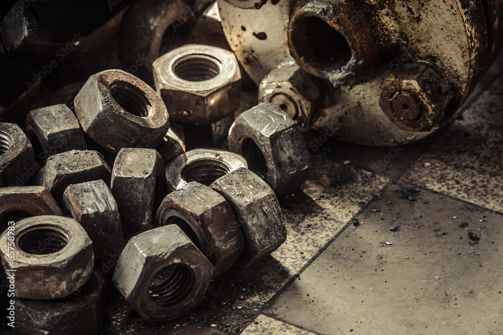 Muttern und Schrauben