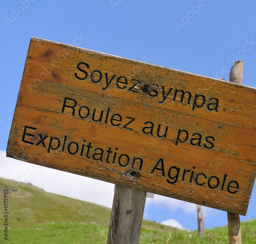 panneau d'exploitation agricole dans les alpes en savoie