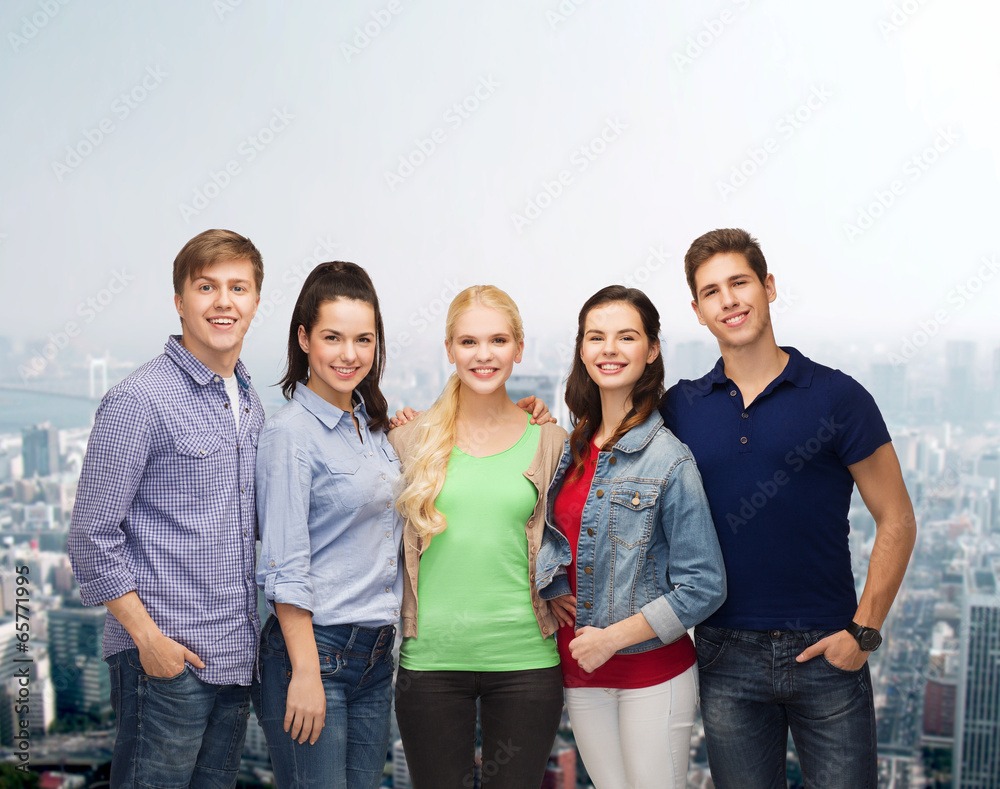 Obraz premium group of standing smiling students