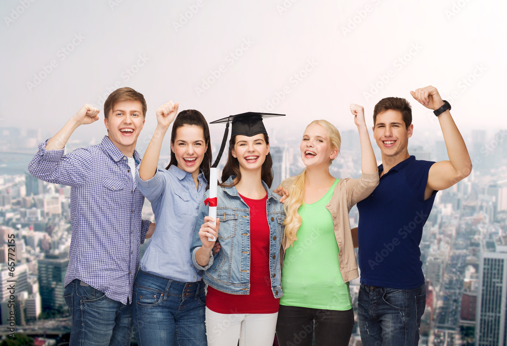 Obraz premium group of standing smiling students with diploma