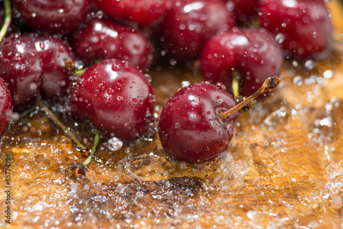 Ciliege con schizzi d’acqua cristallizzata photo