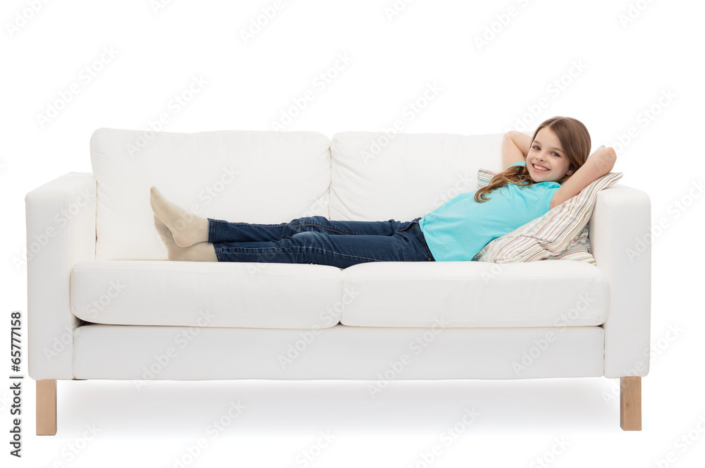 Obraz premium smiling little girl lying on sofa