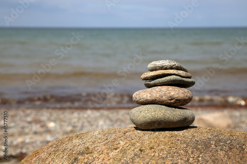 Zen Steinfigur am Strand