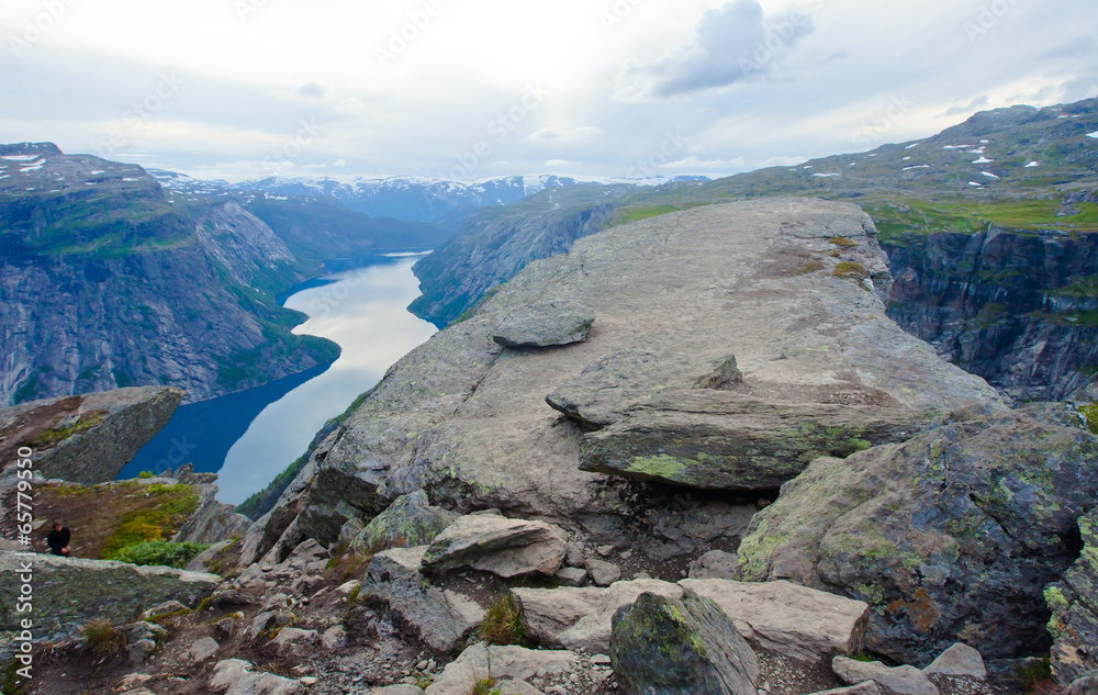 Fototapeta premium A vibrant picture of the mountain route to famous norwegian hiki