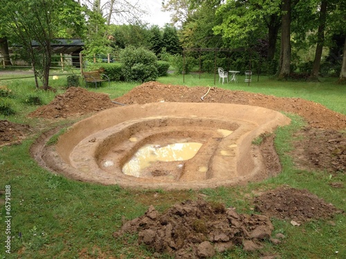 Bassin de jardin en cours de construction