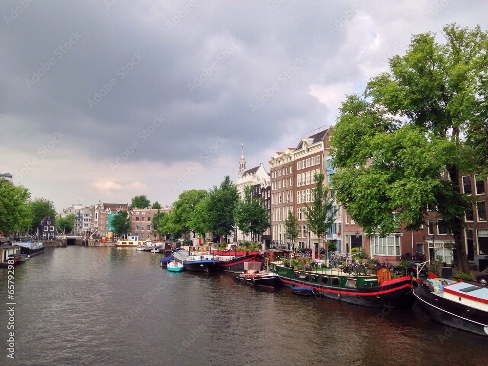 Gracht und Häuser in Amsterdam