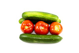 Frische Grüne Gurken mit roten Tomaten