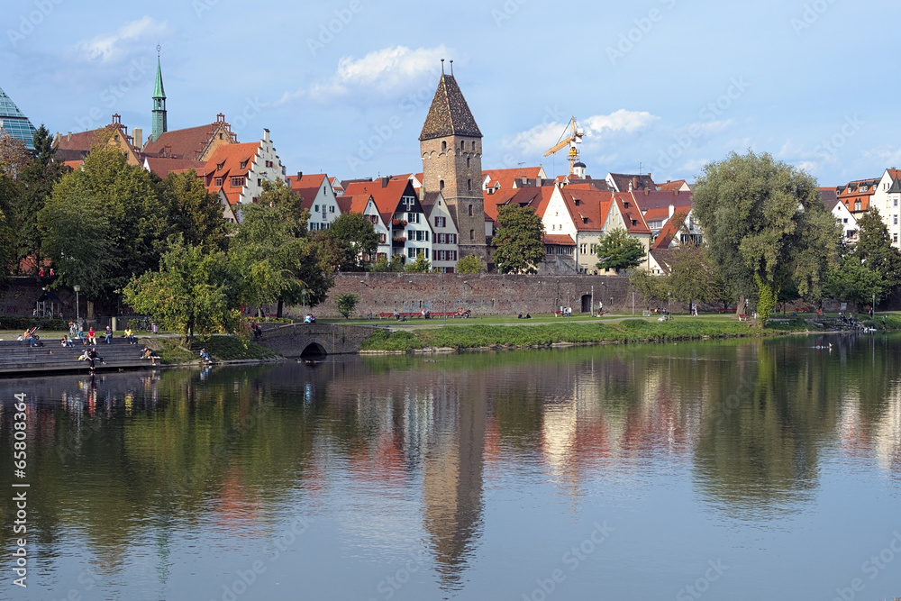 Fototapeta premium Metzgerturm tower on the shore of Danube River in Ulm, Germany