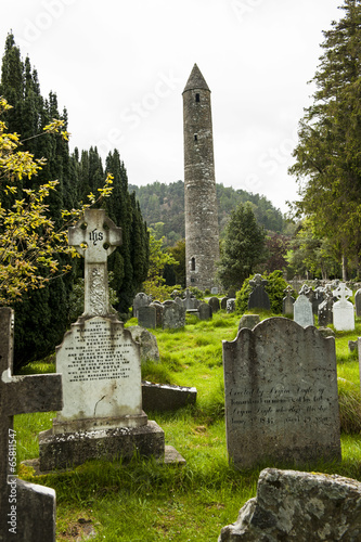 Rundturm und Friedhof in Glendalough, Irland