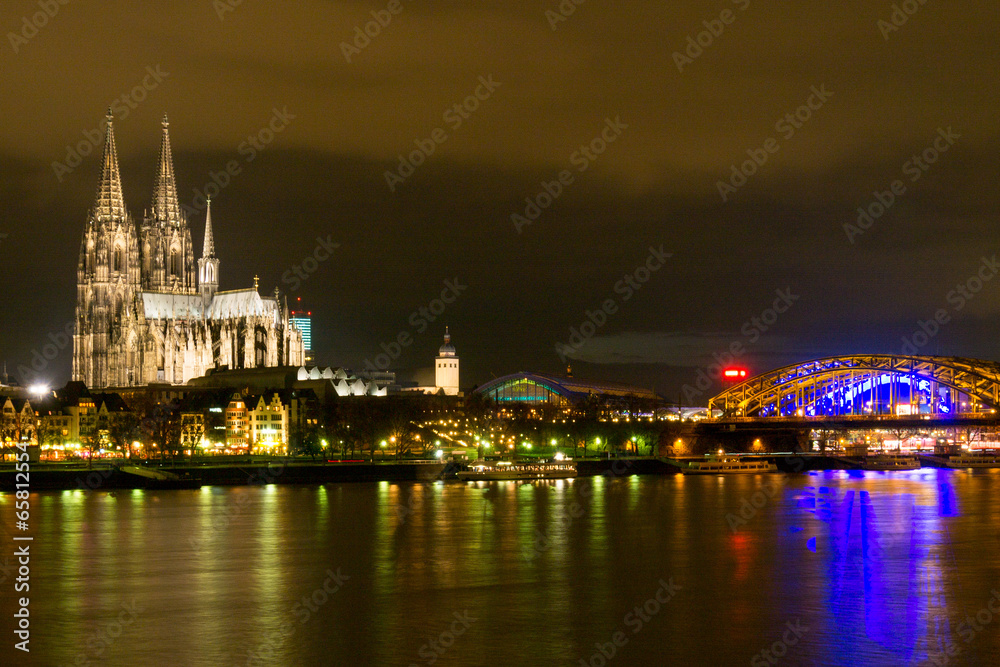 Obraz premium Skyline of Cologne and the River Rhine at Night