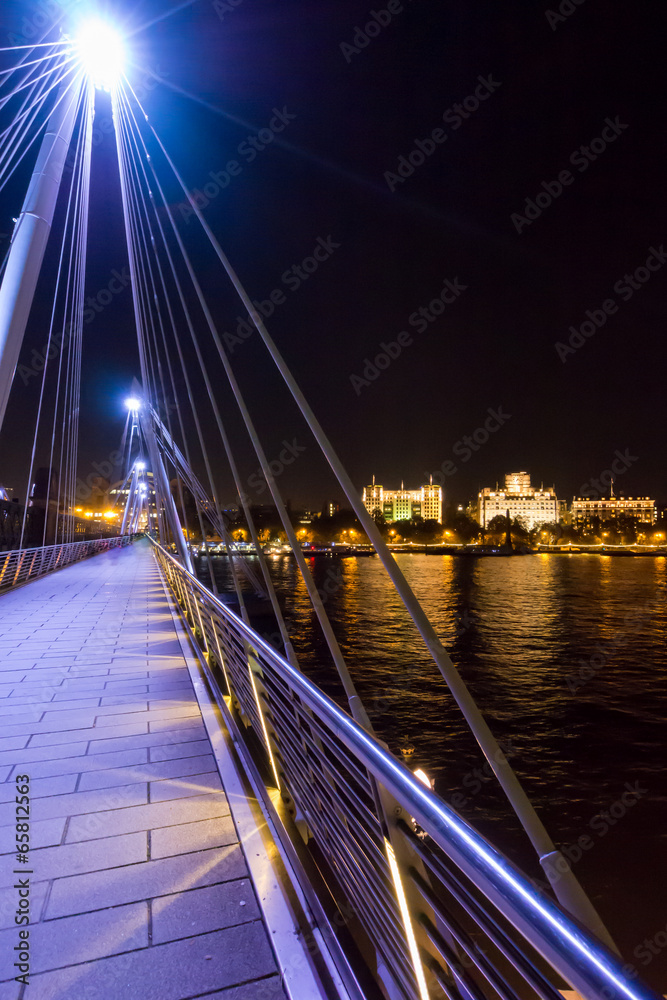 Obraz premium Golden Jubilee Footbridge London at Night
