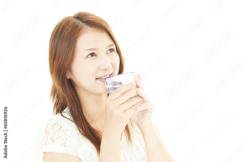 水を飲む笑顔の女性 水を飲む笑顔の女性