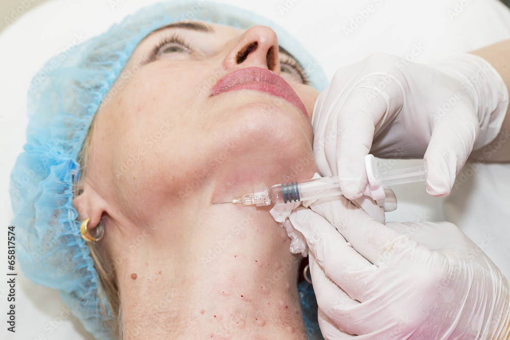 Cosmetic treatment with injection in a clinic