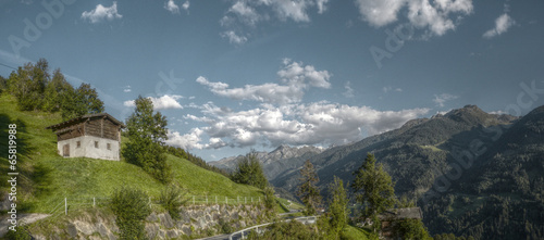 Hütte in den Alpen Panorama in HDR