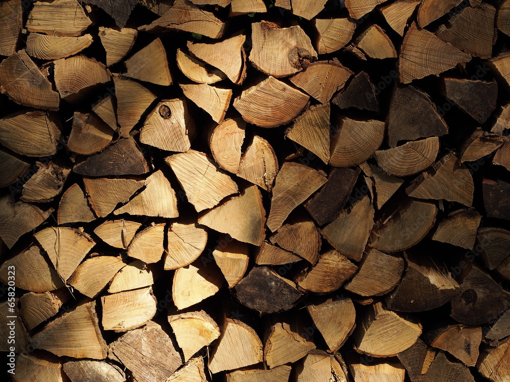 Brennholz mit Licht und Schattenspielen