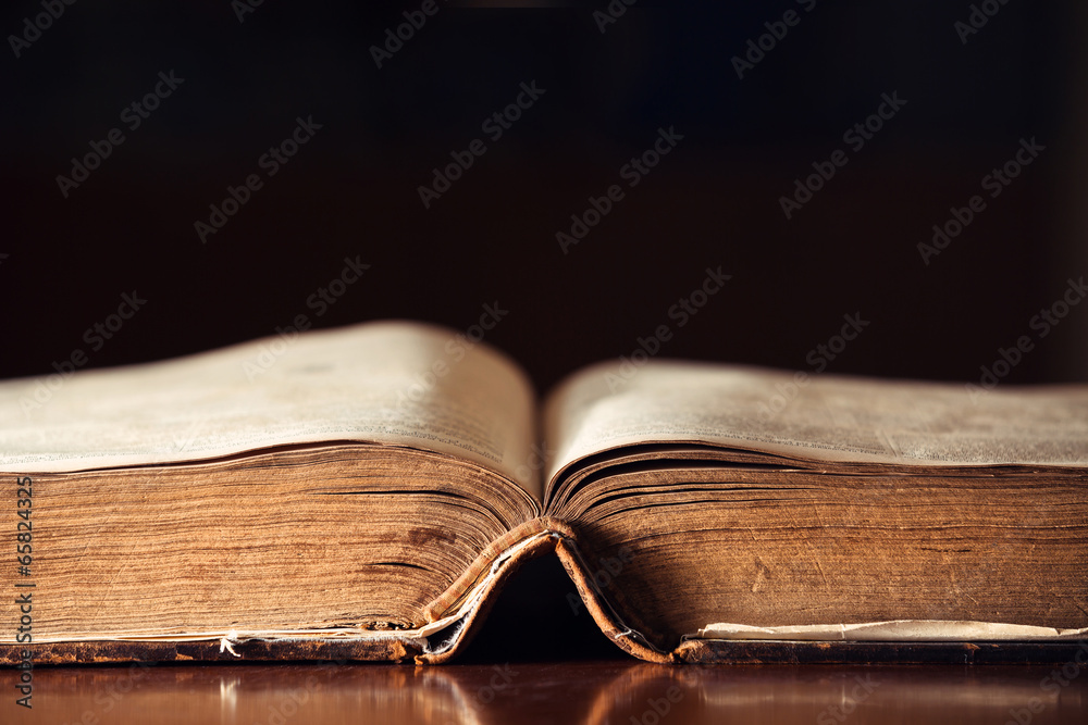 Obraz premium Old Open Bible