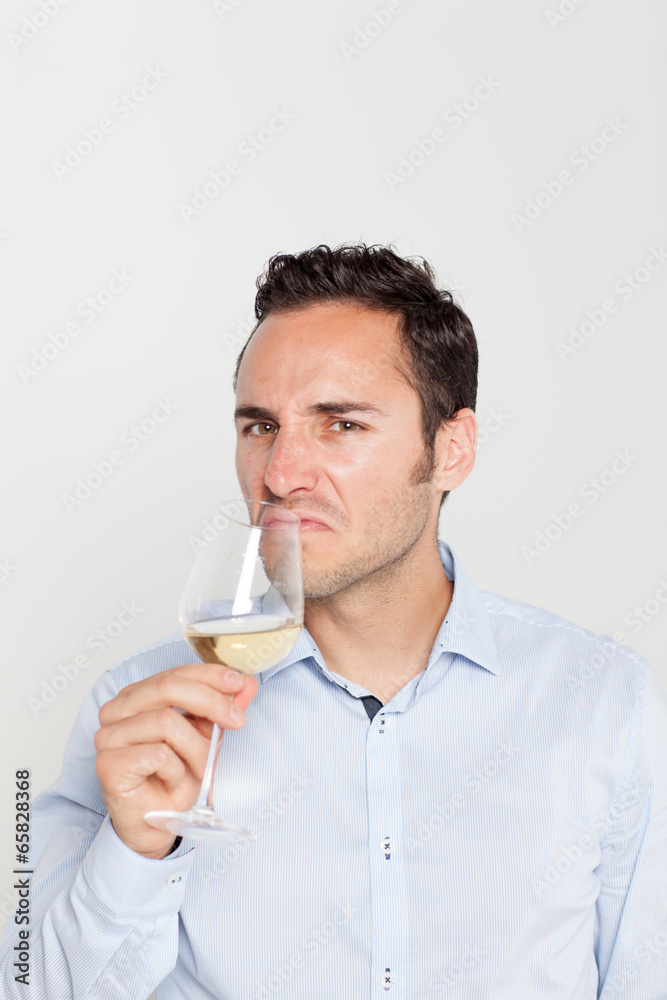 Somelier probiert Wein Somelier probiert Wein