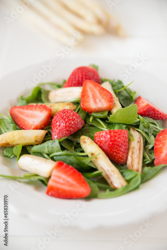 Fototapeta Naklejka Na Ścianę i Meble -  Salat mit Spargel und Erdbeeren