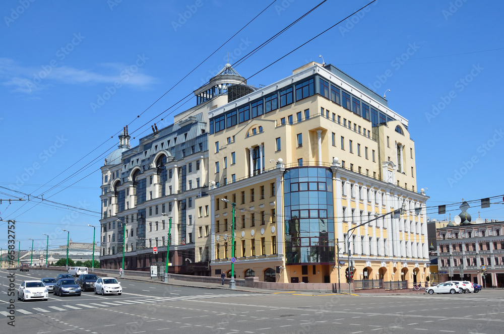 Москва,  офисное здание у съезда с Большого Москворецкого моста