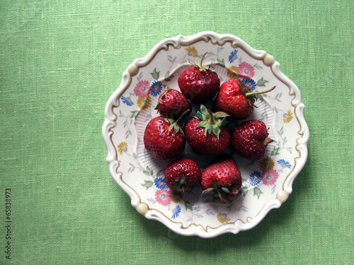 Fototapeta Strawberries on a vintage plate