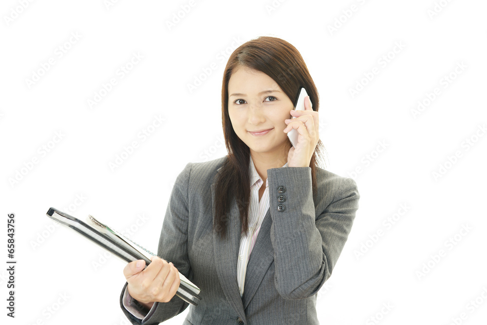 スマートフォンを持つ女性 スマートフォンを持つ女性