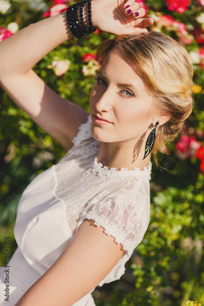 Naklejka premium Gorgeous young bride in the Park of colors
