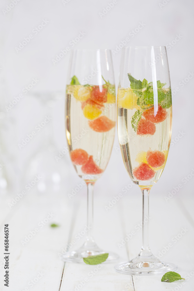Fotografie Sektcocktail mit Melone und Minze