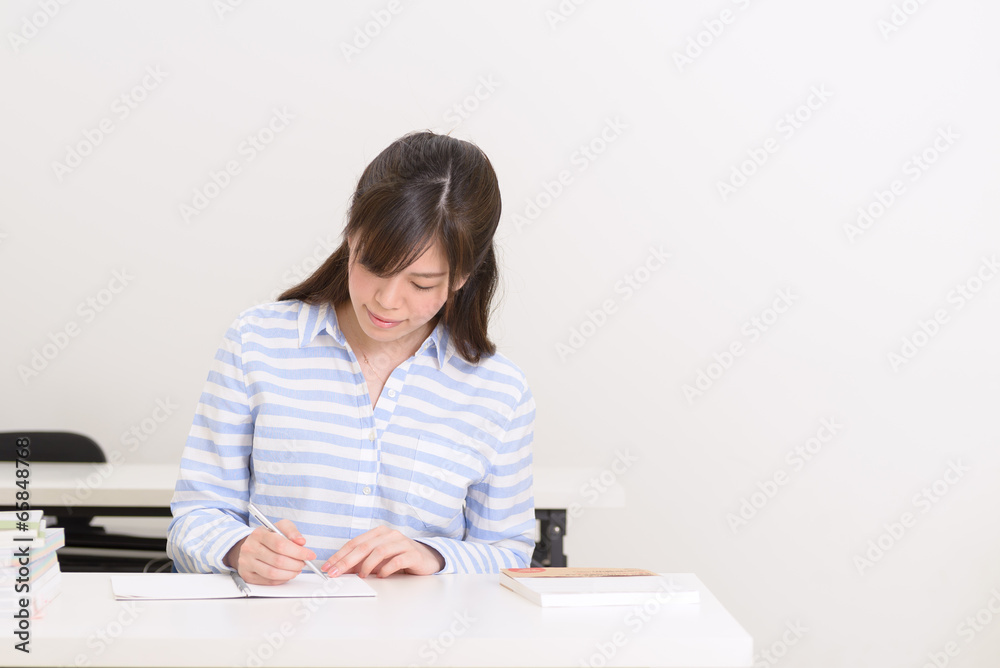 勉強中の大学生 勉強中の大学生