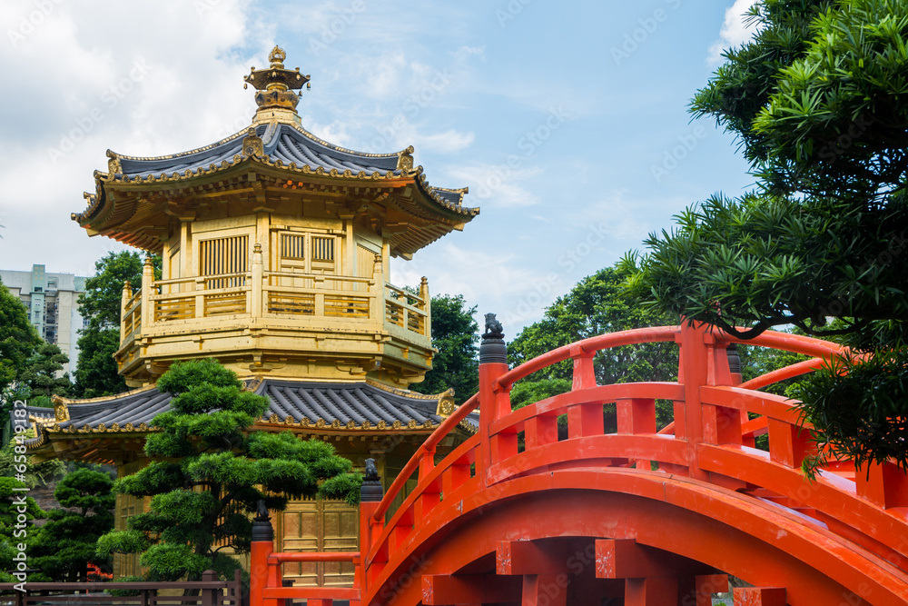 Fototapeta premium The Golden pavilion in Nan Lian Garden, Chi Lin Nunnery