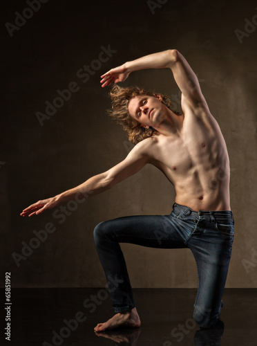 Fototapeta Naklejka Na Ścianę i Meble -  Young and stylish modern dancer on grey background