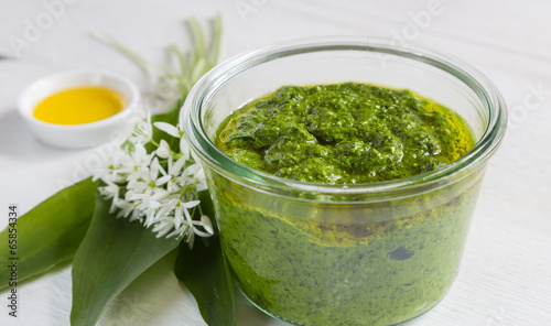 Pesto mit Bärlauch in einem Glas