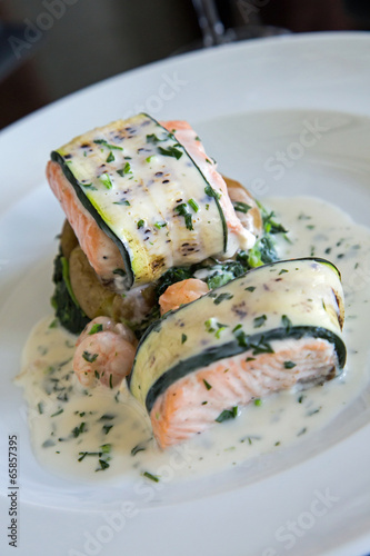 Fototapeta Naklejka Na Ścianę i Meble -  Saumon à l'oseille, courgette, crevettes et pommes de terre