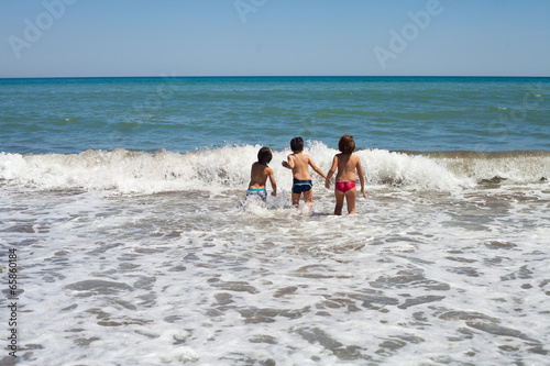 Fototapeta Naklejka Na Ścianę i Meble -  fala Morze Śródziemne Hiszpania plaża dzieci zabawa skakanie