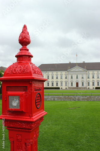 Feuermelder vor Schloss Bellevue in Berlin photo