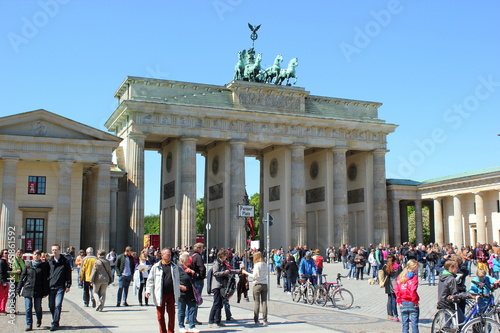 Touristen vor dem Brandenburger Tor am Pariser Platz in Berlin