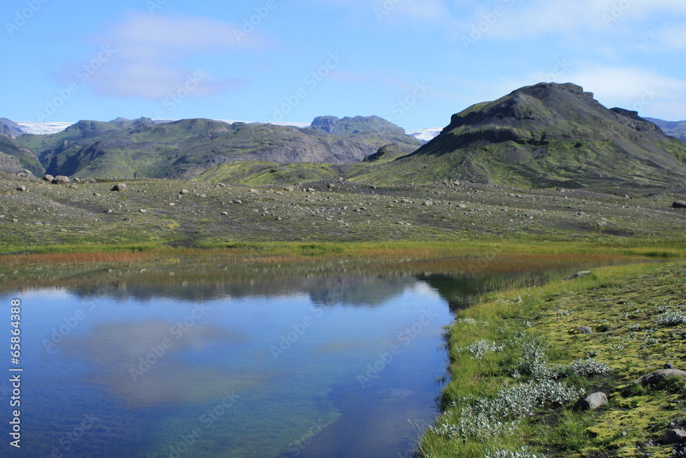 lago in Islanda e natura selvaggia