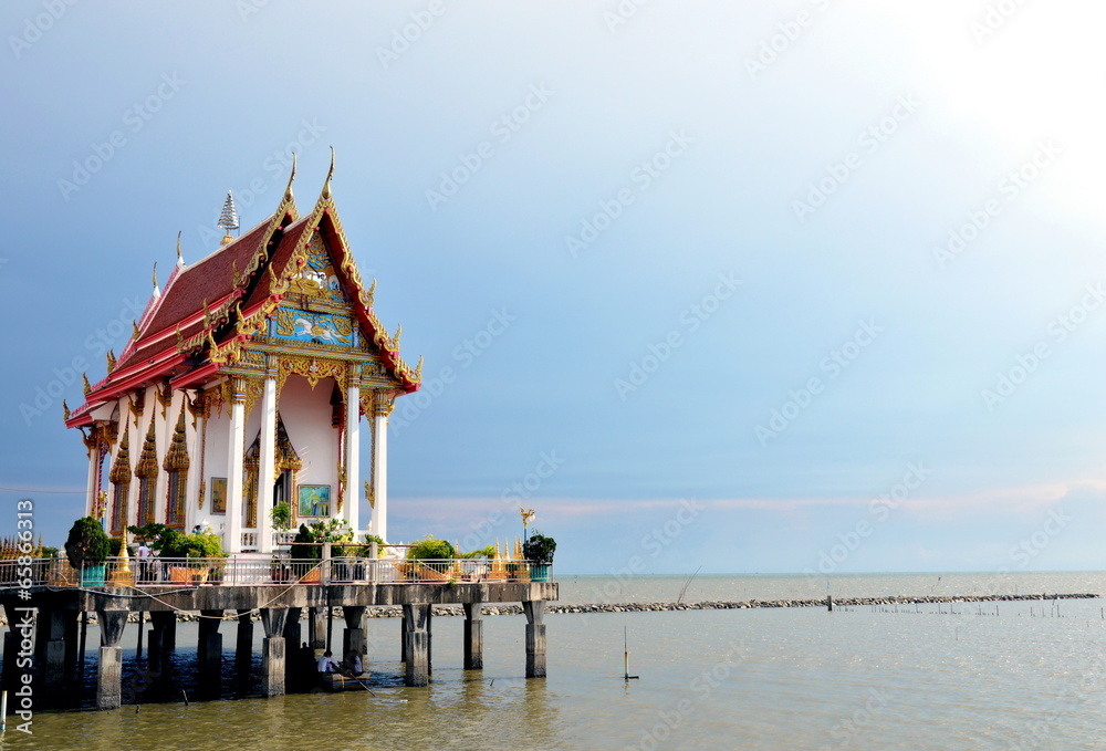 Obraz premium Buddhist church on the sea
