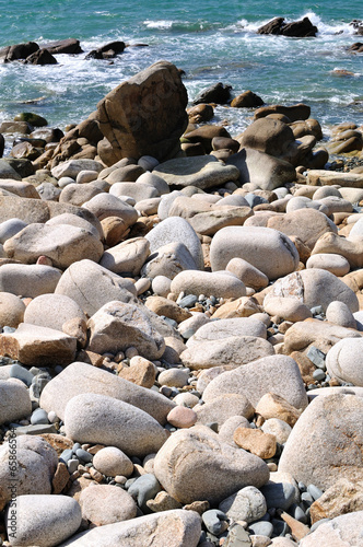 Gros rochers de granit ronds et blancs en bord de mer