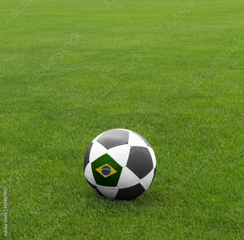 Brasilien 2014  - Fu  ball auf Spielfeld