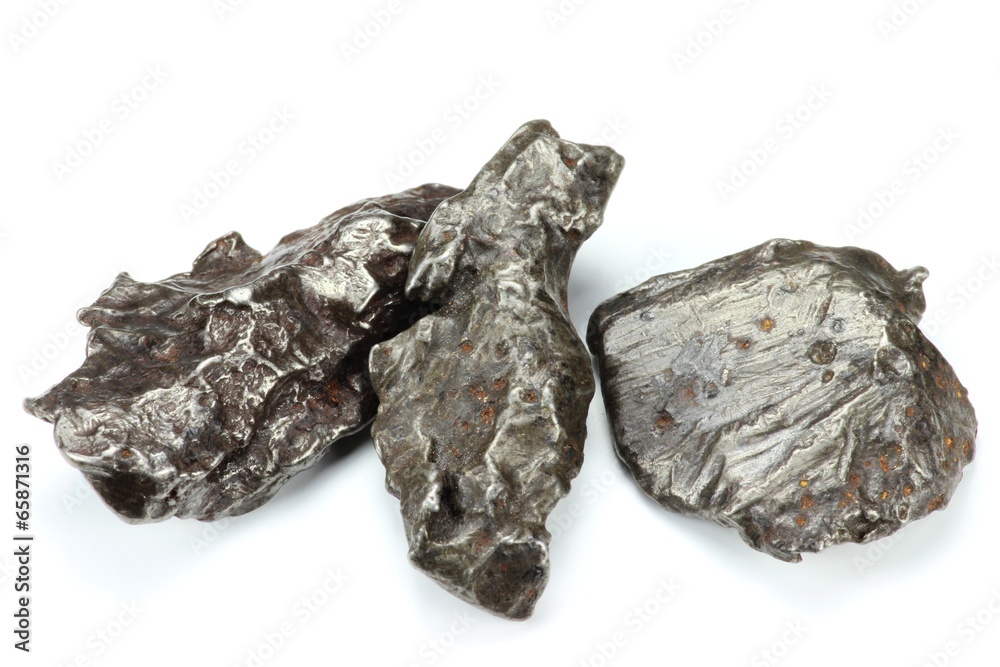 Fragmente des Sikhote-Alin Meteoriten isoliert auf weißem Hintergrund Fragmente des Sikhote-Alin Meteoriten isoliert auf weißem Hintergrund