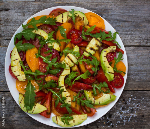 Salad of grilled avocado and multicolored tomatoes