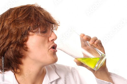 Foto Scientist tasting liquid from a beaker