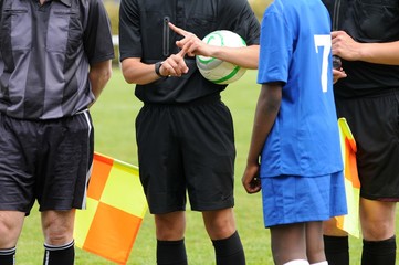 Papier peint photo Football Arbitres et joueurs sur le terrain  © ALAIN VERMEULEN