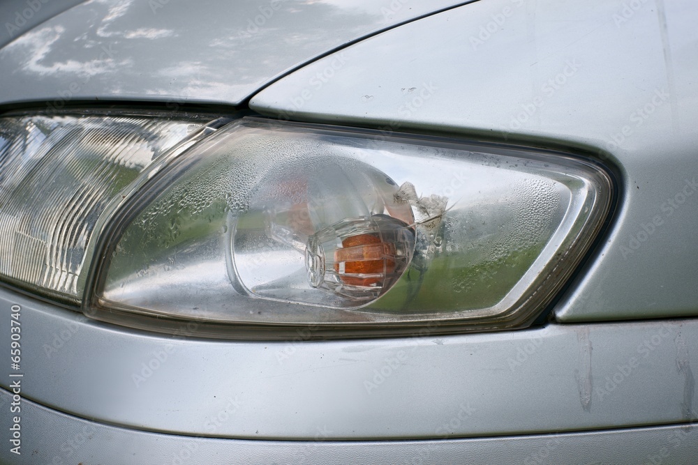 Car crash, the vehicle with a defective blinker